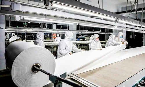 服饰厂跨行复工,10天内完成转型,每天生产400余套防疫物资